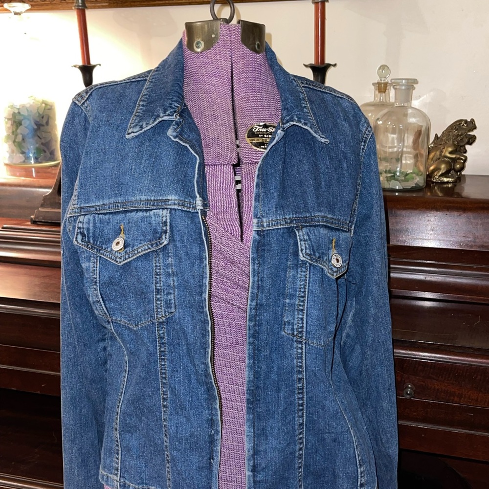 Jean Jacket- zipper front and flattering cut. Size large